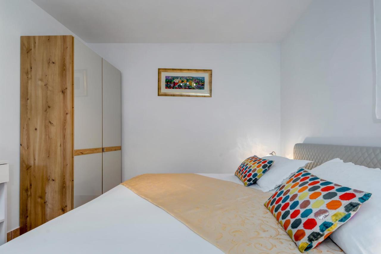 Apartments Obala Bol Luaran gambar