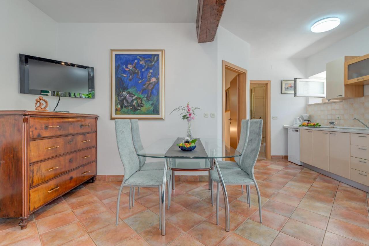 Apartments Obala Bol Luaran gambar
